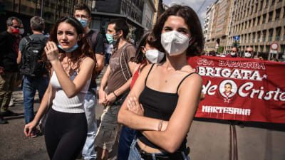 Manifestazione a Milano.  Due giovani donne in primo piano.