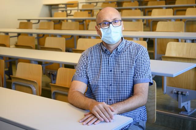 Klaus Ferber ha dovuto sottoporsi a tre test Corona dopo che uno studente di una delle sue classi è risultato positivo alla malattia virale.