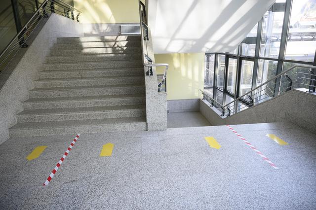 Le scuole hanno riaperto, ma con importanti modifiche.  Agli studenti della Max Valer High School viene chiesto, tra le altre cose, di mantenere le distanze su scale e corridoi.