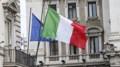 Bandiera italiana e bandiera dell'Unione Europea