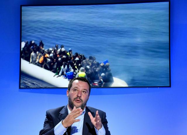 Il ministro dell'Interno italiano e leader della Lega Matteo Salvini ha minacciato di intraprendere un'azione legale dopo che una nave umanitaria che ha salvato 47 migranti in mare ha attraccato sull'isola italiana di Lampedusa.  Ettore Ferrari/ANSA via AP