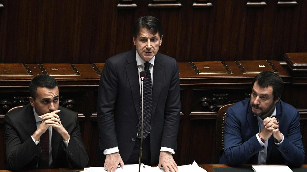 Il leader della Lega Matteo Salvini ha messo in ombra sia il primo ministro Giuseppe Conte al centro, sia il leader del più grande partito al governo a sinistra, Luigi Di Maio.