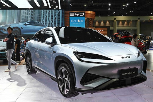 Un'auto elettrica dell'azienda cinese BYD durante il Motor Show di Bangkok a marzo.  Il 4 luglio l'azienda ha aperto un nuovo stabilimento in Thailandia.