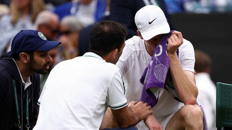 Il numero uno del mondo esce da Wimbledon, dopo essere stato visitato dal medico