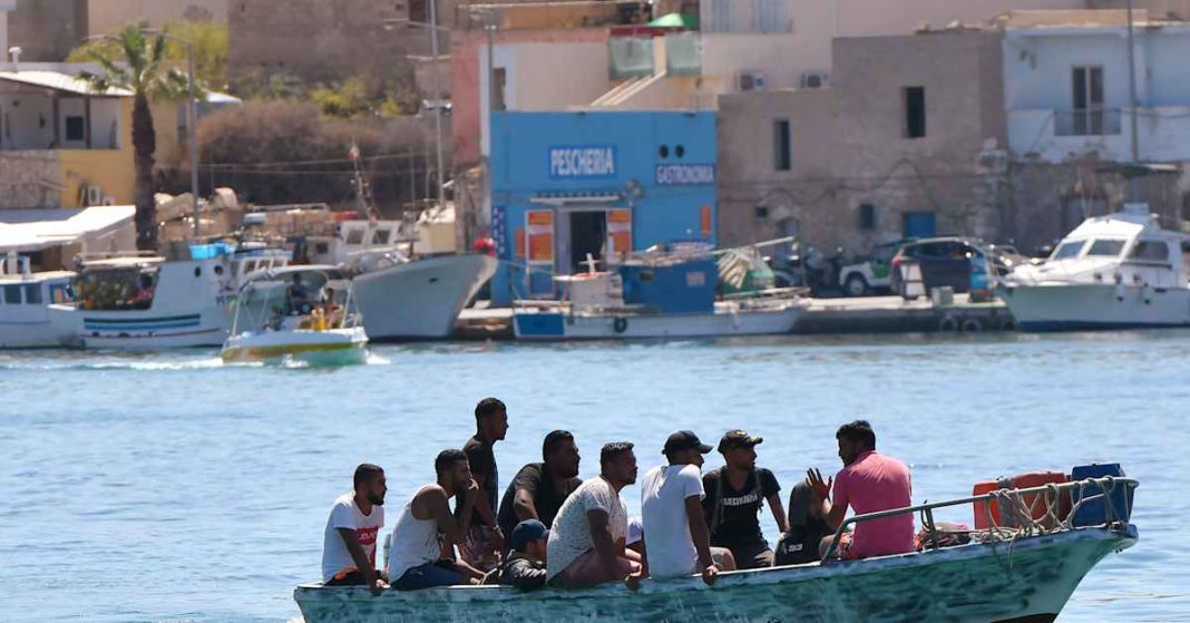 Crisi economica in Nord Africa a seguito della pandemia - sempre più tunisini arrivano a Lampedusa italiana su piccole imbarcazioni | straniero

