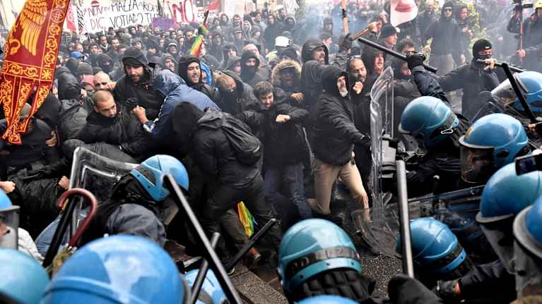 La polizia interviene contro i manifestanti a Firenze.