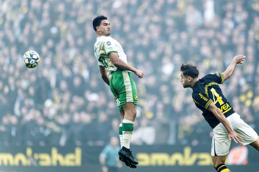 Youssef Orabi, giocatore dell'Hammarby, e Sotirios Papagiannopoulos, giocatore dell'AIK, davanti ai tifosi del derby.