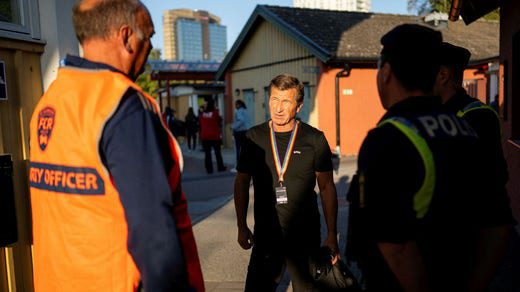 Il presidente del Rosengård Håkan Wifvesson e la polizia discutono della sicurezza prima della partita contro il Växjö.