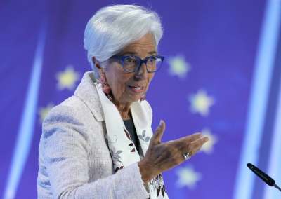 La presidente della Banca Centrale Europea Christine Lagarde parla al microfono.