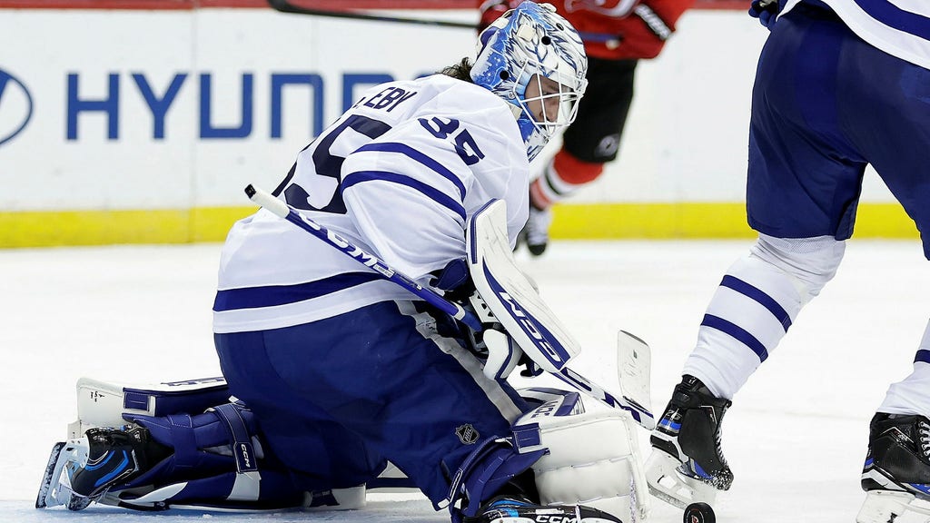 Il portiere svedese Dennis Hildeby ha fatto il suo debutto in NHL e ha rubato la scena

