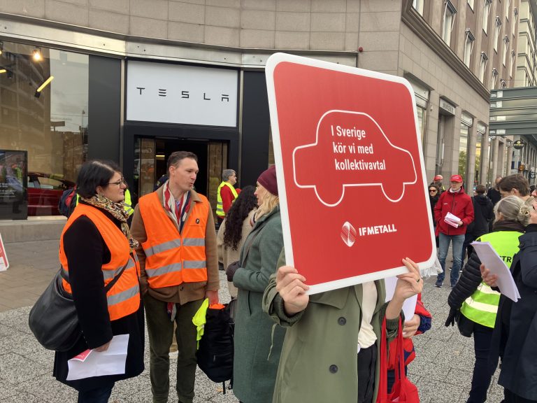 Facklig manifestation utanför Teslas butik på Sveavägen i Stockholm